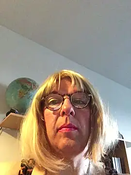 Snapshot of simone_xdressing chatting on March 15, 2026, 5:20 pm simone xdressing online show from March 15, 2026, 5:20 pm