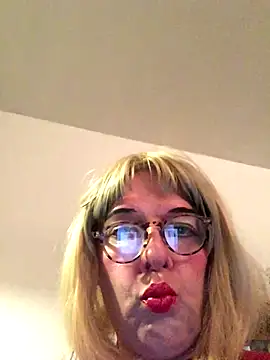 Snapshot of simone_xdressing chatting on October 26, 2025, 12:22 am simone xdressing online show from October 26, 2025, 12:22 am