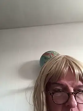 Snapshot of simone_xdressing chatting on January 2, 2025, 2:13 pm simone xdressing online show from January 2, 2025, 2:13 pm