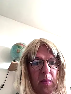 Snapshot of simone_xdressing chatting on November 26, 2025, 2:17 pm simone xdressing online show from November 26, 2025, 2:17 pm