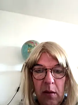 Snapshot of simone_xdressing chatting on November 30, 2025, 10:05 am simone xdressing online show from November 30, 2025, 10:05 am