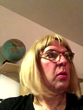 Snapshot of simone_xdressing chatting on October 1, 2025, 11:30 pm simone xdressing online show from October 1, 2025, 11:30 pm