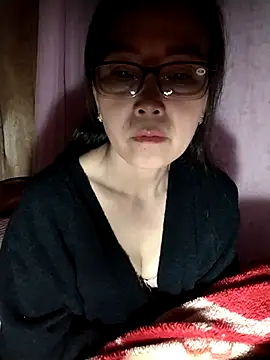 Feeling-hot online show from November 18, 2025, 6:33 pm