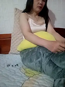Feeling-hot online show from May 3, 2026, 9:29 pm