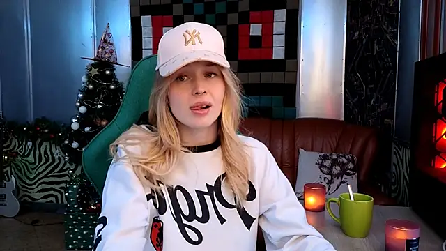 CarolineDjein online show from December 22, 2025, 6:30 pm