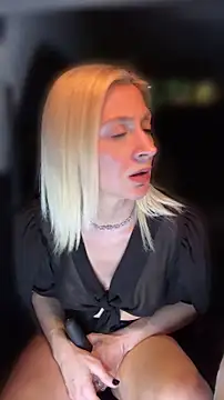 Snapshot of HOTLadyluna chatting on May 23, 2026, 11:37 pm HOTLadyluna online show from May 23, 2026, 11:37 pm