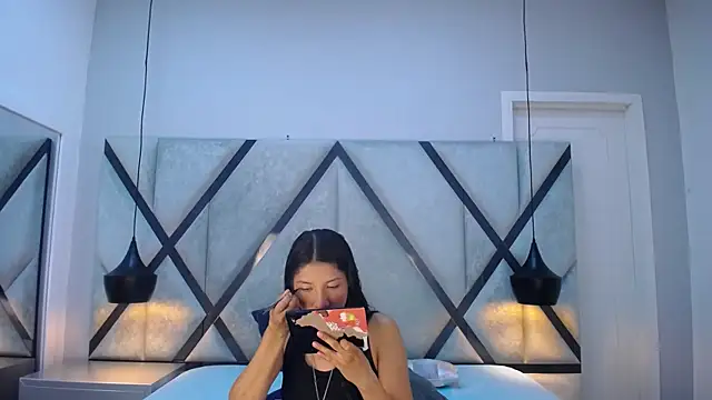 MelanyVelvet online show from November 18, 2025, 11:15 pm