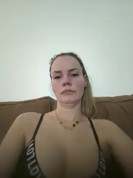 Cutebrowneyes  online show from January 5, 2026, 10:13 pm