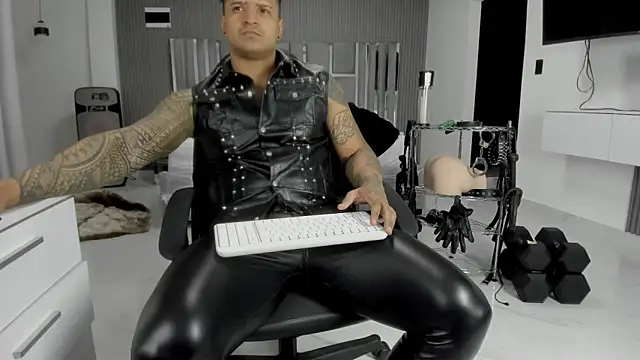 Snapshot of master_leather chatting on June 10, 2026, 4:57 am master leather online show from June 10, 2026, 4:57 am