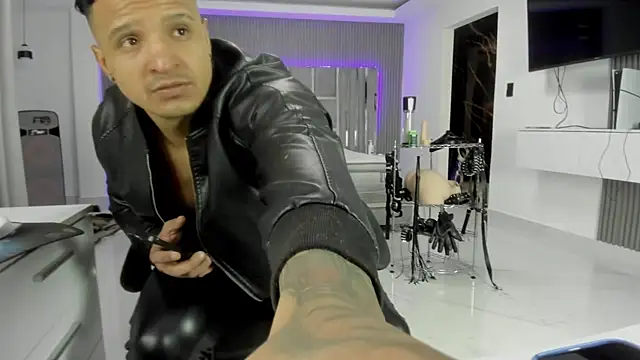 Snapshot of master_leather chatting on June 4, 2026, 12:48 am master leather online show from June 4, 2026, 12:48 am