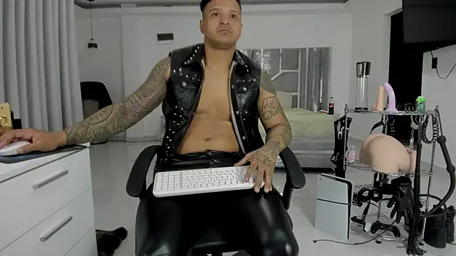 Snapshot of master_leather chatting on May 22, 2026, 2:04 pm master leather online show from May 22, 2026, 2:04 pm