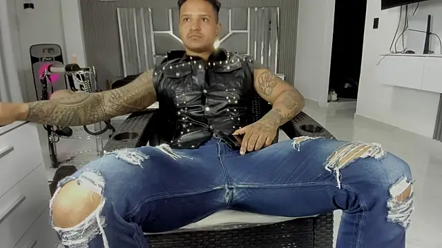 Snapshot of master_leather chatting on June 20, 2026, 1:32 am master leather online show from June 20, 2026, 1:32 am