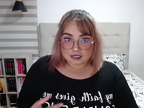 YiniBelle online show from April 8, 2026, 2:57 am