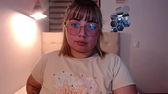 YiniBelle online show from November 26, 2025, 3:28 am