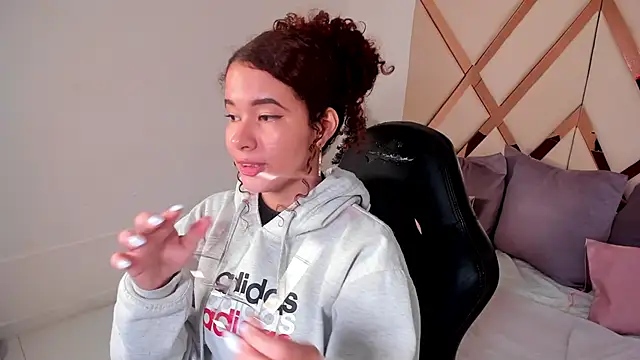 avrilwaynee online show from December 22, 2025, 11:43 am