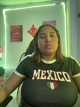 morena-2025 online show from May 13, 2026, 7:32 pm
