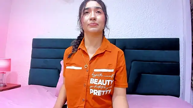 VictoriaRouge  online show from June 3, 2026, 8:24 pm