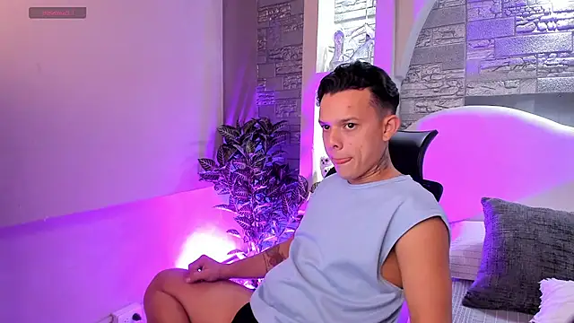 Valentino moretti online show from November 18, 2025, 12:30 pm