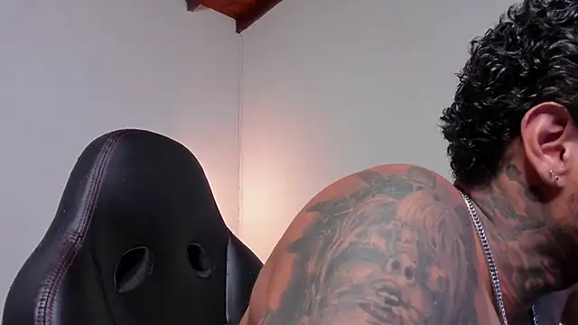 Snapshot of LuigiVitale_1 chatting on February 22, 2026, 1:19 am LuigiVitale 1 online show from February 22, 2026, 1:19 am