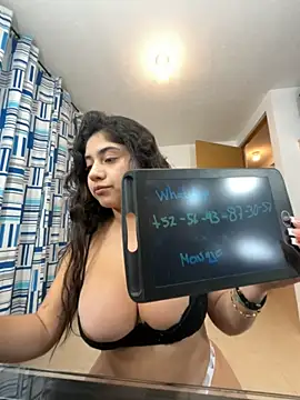 Snapshot of Monica17 chatting on November 18, 2025, 5:33 am Monica17 online show from November 18, 2025, 5:33 am