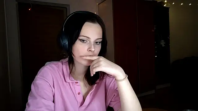 LouiseMarengo online show from November 19, 2025, 5:02 pm