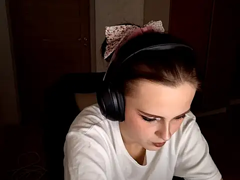 LouiseMarengo online show from November 25, 2025, 5:02 pm