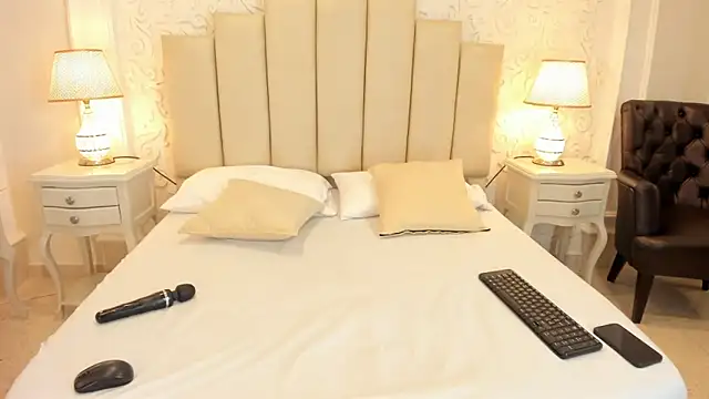 IvannaClaire online show from November 25, 2025, 12:05 pm