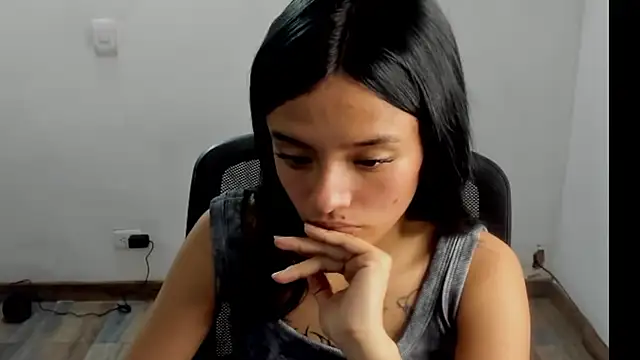 Candy  Girll18 online show from April 1, 2026, 11:45 pm