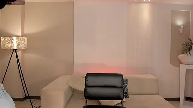 Snapshot of HaileyRoss_ chatting on March 6, 2026, 12:11 pm HaileyRoss online show from March 6, 2026, 12:11 pm