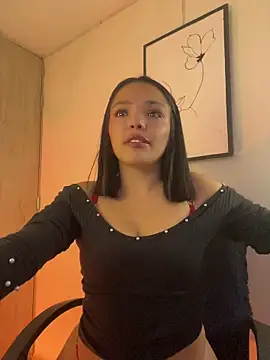 LaraDanverss online show from April 13, 2026, 8:57 pm