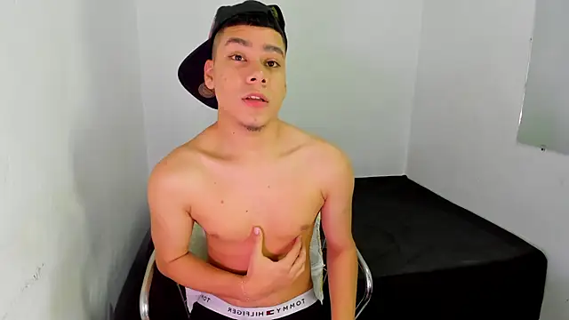 Lucastorrez01 online show from May 6, 2026, 12:03 am
