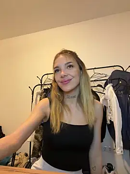 lunababy77 online show from November 17, 2025, 4:00 pm