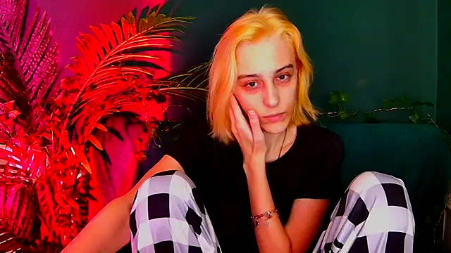 MiilaGlow online show from December 19, 2025, 2:08 pm