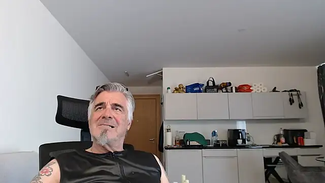 Buidapest online show from May 3, 2026, 2:42 pm