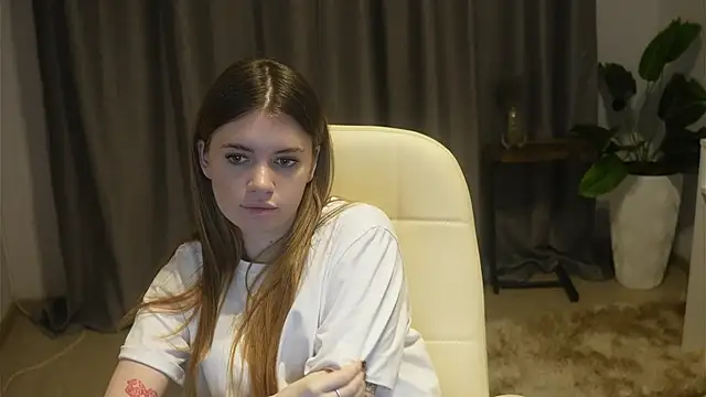 AngelesBenitz online show from November 19, 2025, 1:44 pm