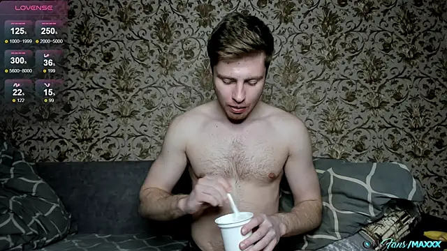 Maxhornyblondieman online show from May 1, 2026, 6:35 pm