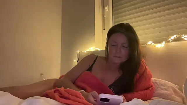 AnnaSophiaX online show from February 5, 2026, 9:54 pm