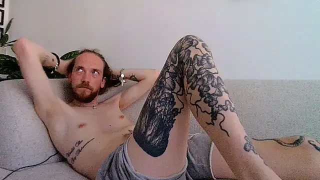 Snapshot of skinnytarzan89 chatting on July 7, 2026, 7:17 pm skinnytarzan89 online show from July 7, 2026, 7:17 pm