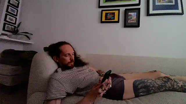 Snapshot of skinnytarzan89 chatting on July 6, 2026, 7:27 pm skinnytarzan89 online show from July 6, 2026, 7:27 pm
