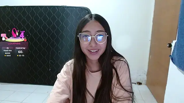 Snapshot of Nanylux chatting on April 7, 2026, 6:32 pm Nanylux online show from April 7, 2026, 6:32 pm