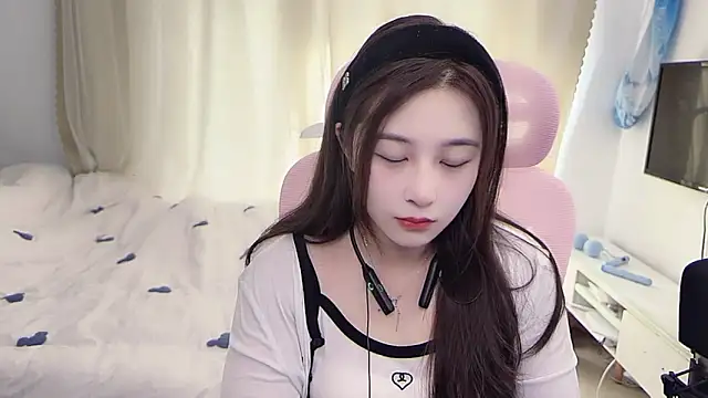 TTtia  online show from December 23, 2025, 1:27 am