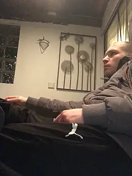 Spielzeugtwink online show from March 19, 2026, 7:47 pm