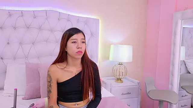 Snapshot of ViolettFrosst chatting on December 17, 2025, 6:24 pm ViolettFrosst online show from December 17, 2025, 6:24 pm