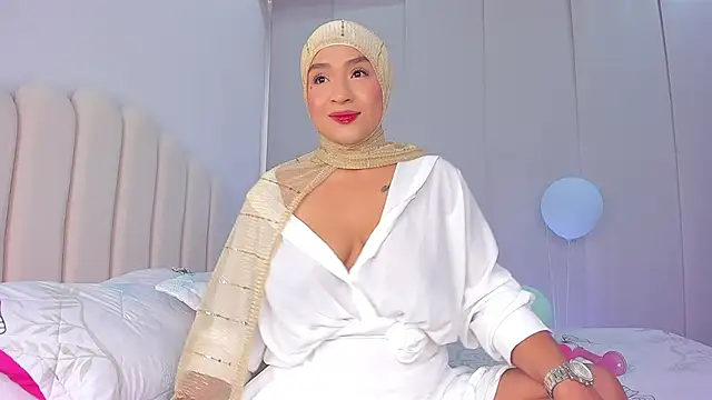 Amira-Zahra online show from April 21, 2026, 9:43 pm