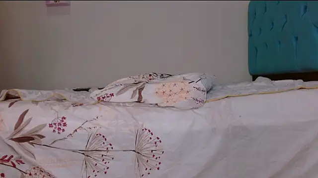 luna kisshotnasty online show from November 26, 2025, 2:39 pm