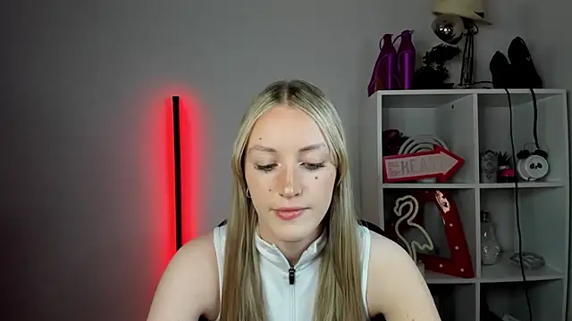 Snapshot of EvelynBlond chatting on May 26, 2026, 12:36 pm EvelynBlond online show from May 26, 2026, 12:36 pm