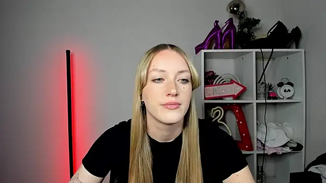 EvelynBlond online show from May 4, 2026, 12:30 pm