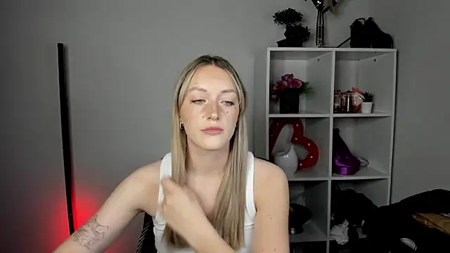 Snapshot of EvelynBlond chatting on August 3, 2026, 12:44 pm EvelynBlond online show from August 3, 2026, 12:44 pm