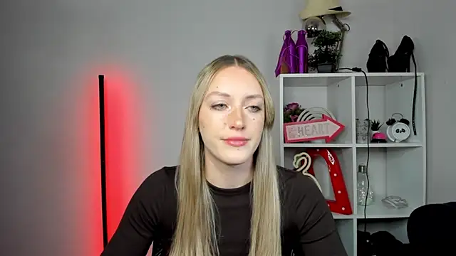 Snapshot of EvelynBlond chatting on May 15, 2026, 5:27 am EvelynBlond online show from May 15, 2026, 5:27 am