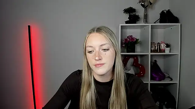 Snapshot of EvelynBlond chatting on July 27, 2026, 12:45 pm EvelynBlond online show from July 27, 2026, 12:45 pm